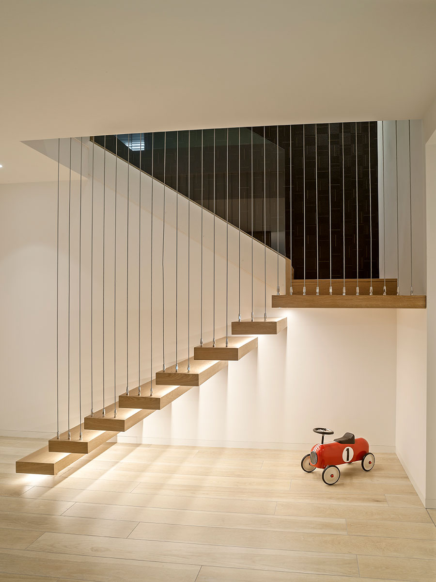Diseño escalera volada en vivienda unifamiliar. Héctor Elizaga